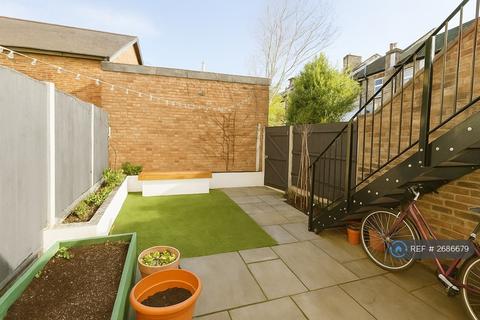 1 bedroom in a house share to rent, Totterdown Street, London, SW17