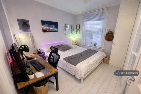 1 bedroom in a house share to rent, Totterdown Street, London, SW17