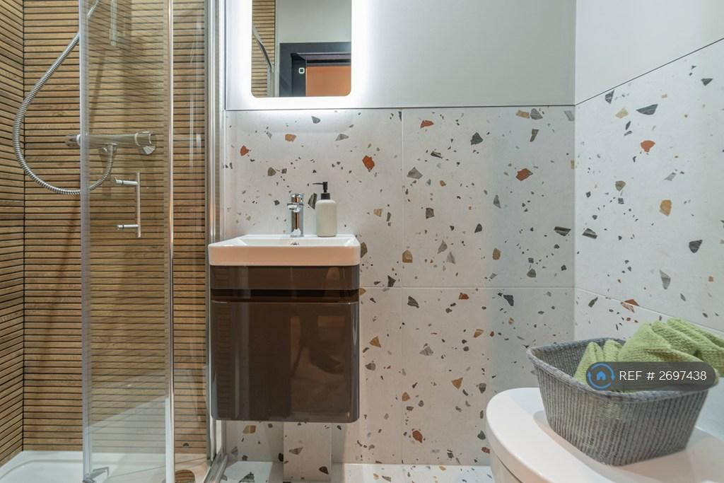Room 4 Private Off-Suite Bathroom