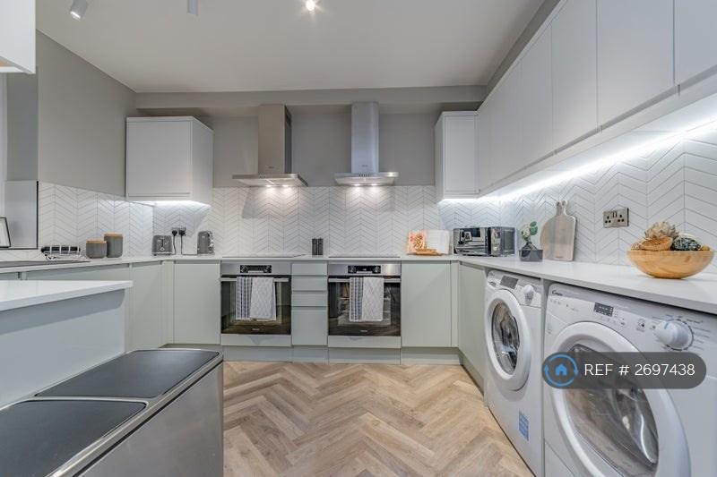 Fully-Fitted Designer Kitchen