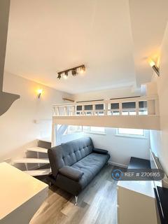 Studio to rent, High Road Leytonstone, London, E15
