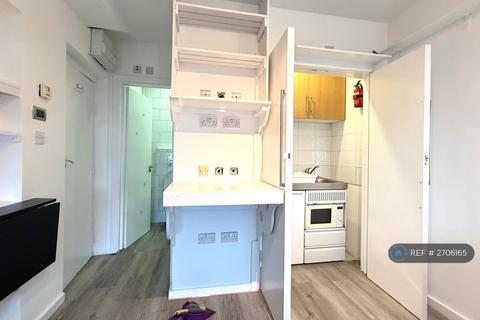 Studio to rent, High Road Leytonstone, London, E15