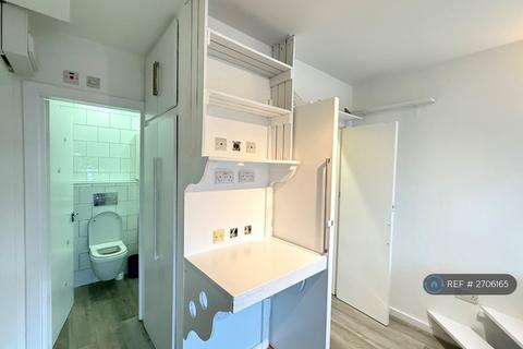Studio to rent, High Road Leytonstone, London, E15