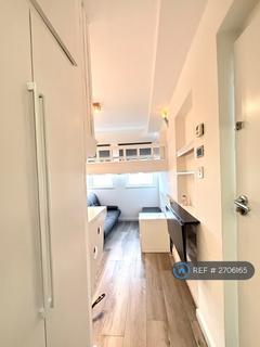 Studio to rent, High Road Leytonstone, London, E15