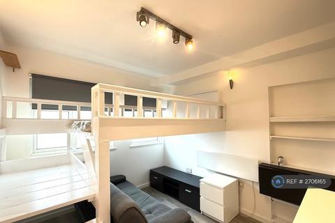 Studio to rent, High Road Leytonstone, London, E15