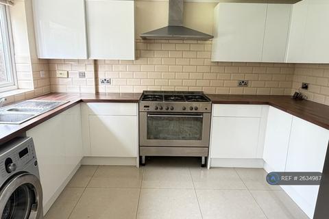 4 bedroom detached house to rent, Hawkesbury Drive, Calcot, Reading, RG31