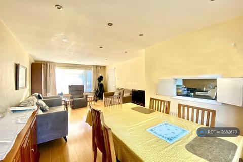 3 bedroom detached house to rent, Warden Avenue, Harrow, HA2