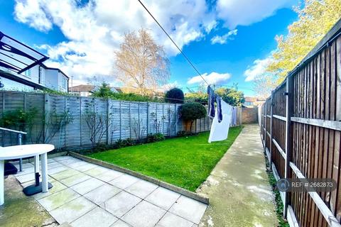 3 bedroom detached house to rent, Warden Avenue, Harrow, HA2