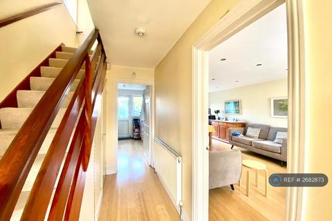 3 bedroom detached house to rent, Warden Avenue, Harrow, HA2