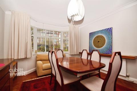 4 bedroom detached house to rent, Wyvern Road, Purley CR8