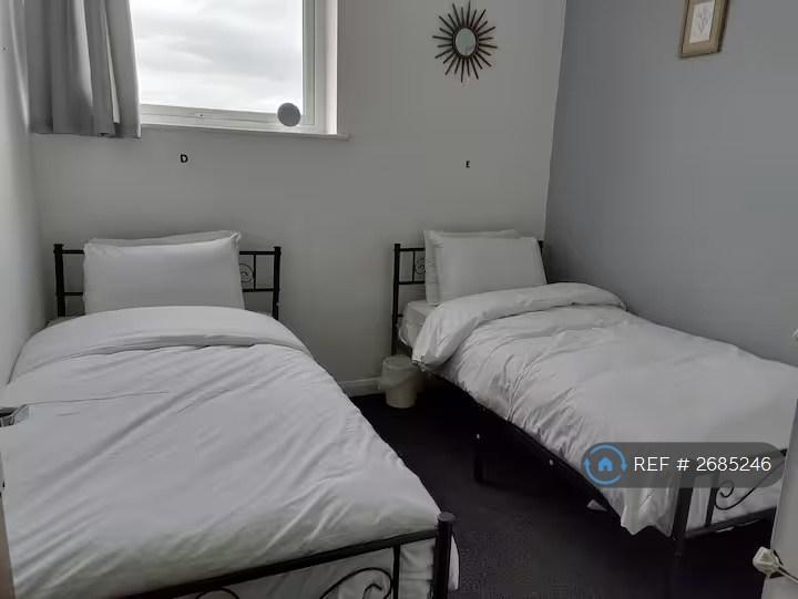 Bedroom d e