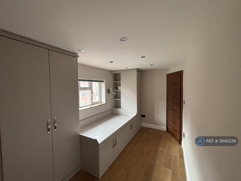 Children&#39;s Bedroom With Wardrobes 2