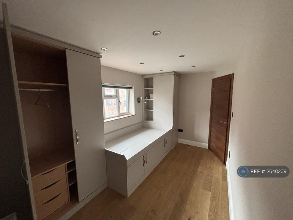 Children&#39;s Bedroom With Wardrobes 3