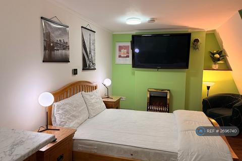 1 bedroom in a flat share to rent, Dean Street, London, W1D