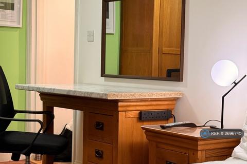 1 bedroom in a flat share to rent, Dean Street, London, W1D