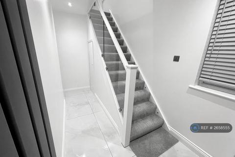 3 bedroom semi-detached house to rent, Sydney Road, Watford, WD18