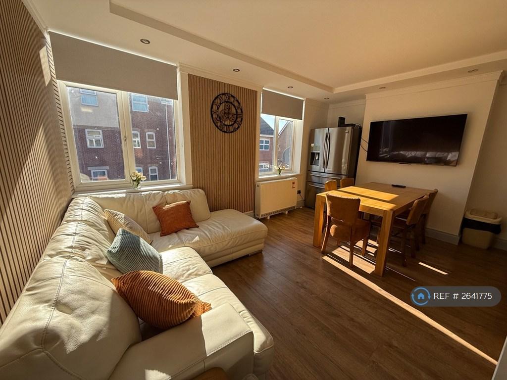 Lounge / Kitchen (Shared)