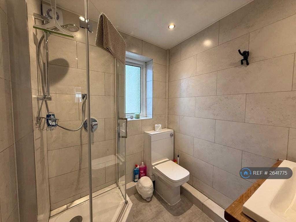 Shower Room 1st Floor