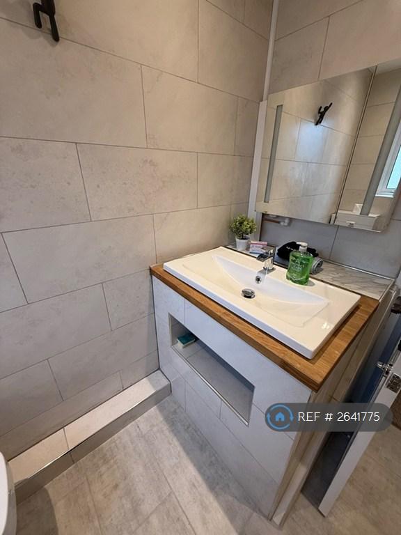 Shower Room 1st Floor