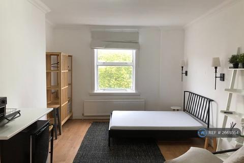 Studio to rent, Lancaster Gate, London, W2