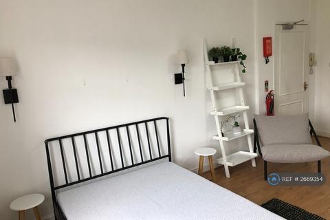 Studio to rent, Lancaster Gate, London, W2