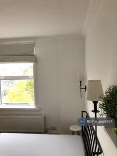 Studio to rent, Lancaster Gate, London, W2