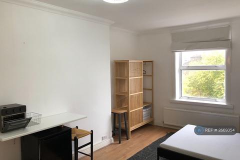 Studio to rent, Lancaster Gate, London, W2