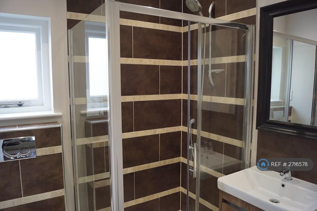Shower Room Photo 4