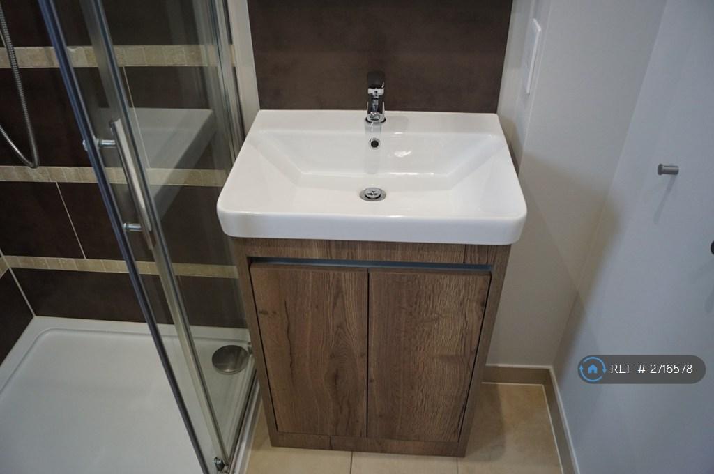 Shower Room Photo 3