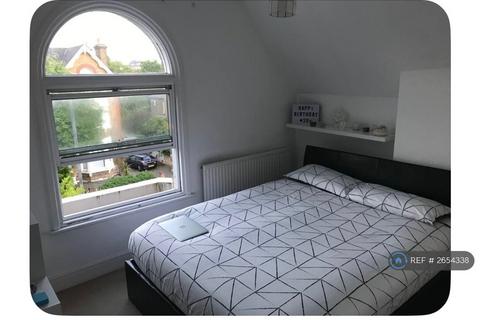 1 bedroom in a flat share to rent, Queens Road, London, SW19