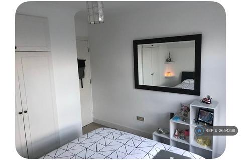 1 bedroom in a flat share to rent, Queens Road, London, SW19