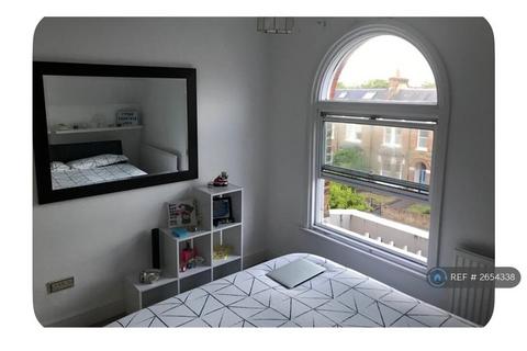 1 bedroom in a flat share to rent, Queens Road, London, SW19