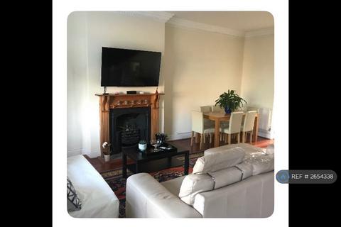 1 bedroom in a flat share to rent, Queens Road, London, SW19