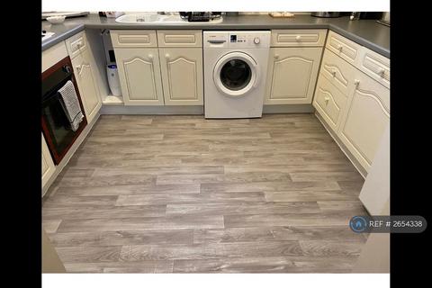 1 bedroom in a flat share to rent, Queens Road, London, SW19