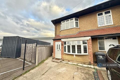 2 bedroom flat to rent, South Street, Romford, RM1