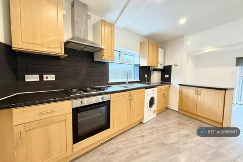 2 bedroom flat to rent, South Street, Romford, RM1