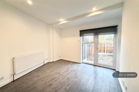 2 bedroom flat to rent, South Street, Romford, RM1