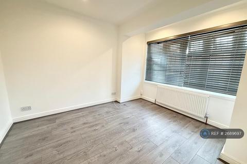 2 bedroom flat to rent, South Street, Romford, RM1