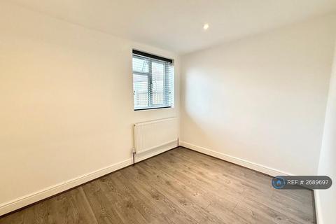 2 bedroom flat to rent, South Street, Romford, RM1