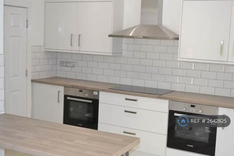 1 bedroom in a house share to rent, Belgrave Crescent, Manchester, M30