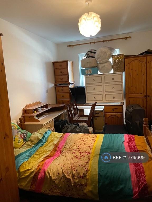 Large Good Size Bedroom With 2 Radiator