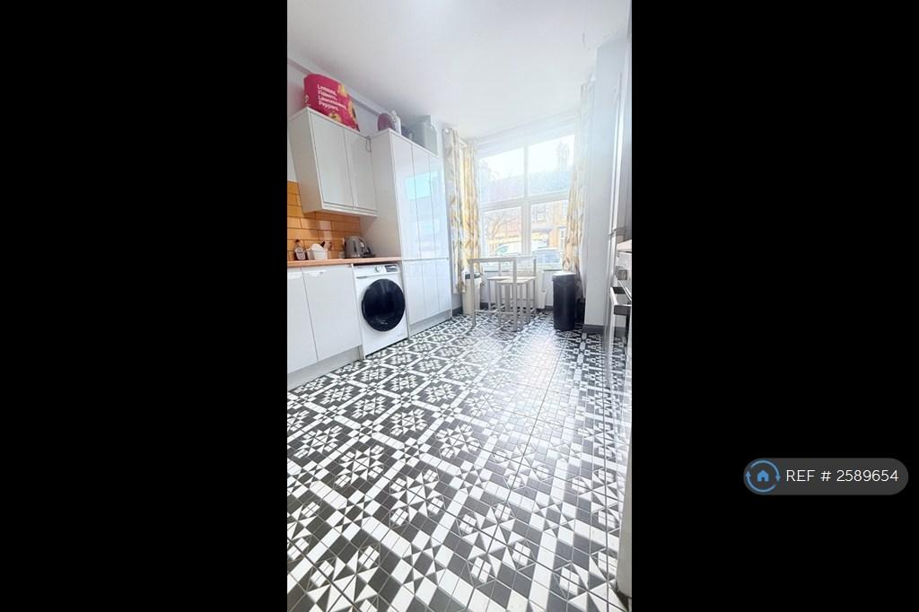 Shared Kitchen/Breakfast Room