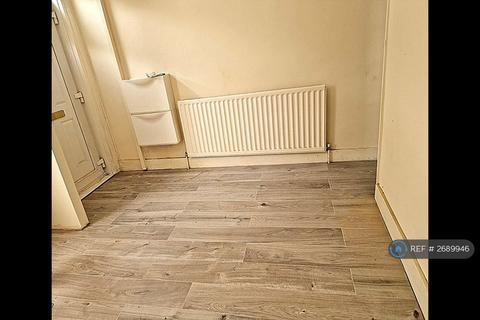 2 bedroom terraced house to rent, Connaught Road, Chatham, ME4