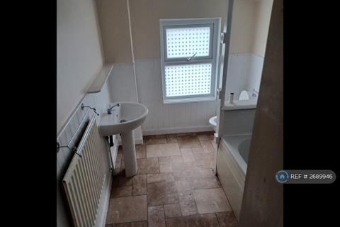 2 bedroom terraced house to rent, Connaught Road, Chatham, ME4