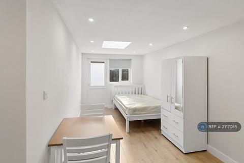 Studio to rent, Chase Road, Epsom, KT19