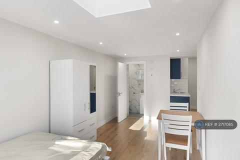 Studio to rent, Chase Road, Epsom, KT19
