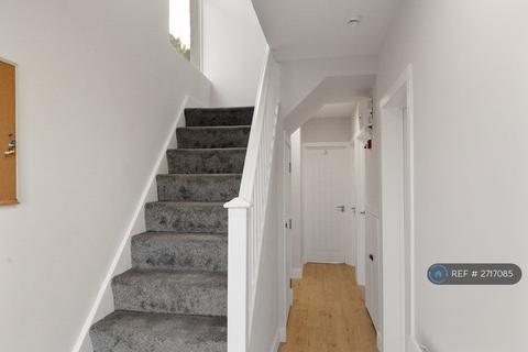 Studio to rent, Chase Road, Epsom, KT19