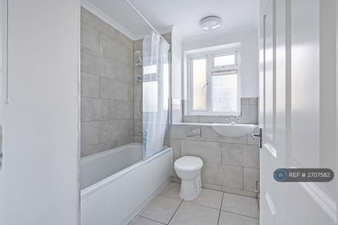 2 bedroom flat to rent, Homefield Gardens, Tadworth, KT20