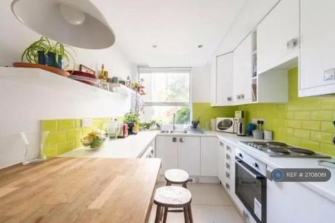 1 bedroom in a flat share to rent, Kite House, London, SW11