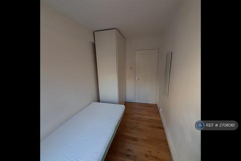 1 bedroom in a flat share to rent, Kite House, London, SW11